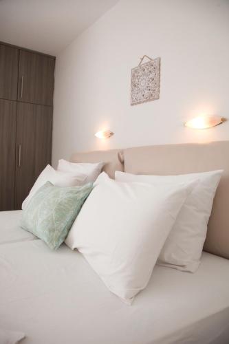 Una cama o camas en una habitación de The Milos