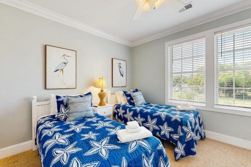 una camera da letto con due letti e una finestra di King Cotton Villa 17 a Edisto Beach