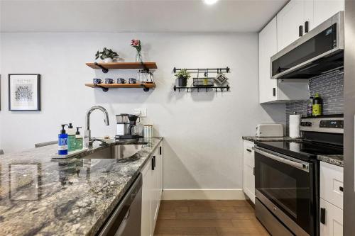 Η κουζίνα ή μικρή κουζίνα στο Keep Austin Cozy - Central Retreat