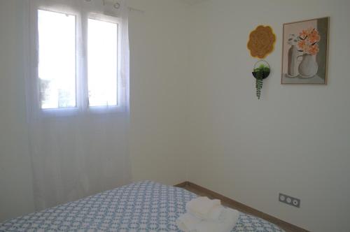 Ένα ή περισσότερα κρεβάτια σε δωμάτιο στο TRIO HOME,3 chambres, parking privé gratuit, wifi haut débit, 10min LA ROCHELLE,15min île de ré
