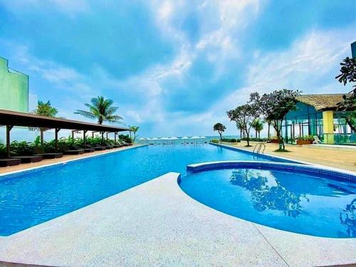 a swimming pool at a resort with blue water at Khu Nghỉ Dưỡng Aria Resort Vũng Tàu - DN Apartment in Vung Tau