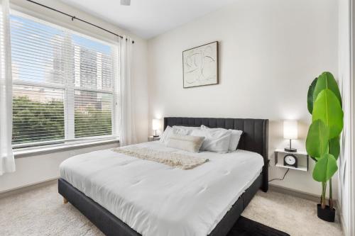 Ένα ή περισσότερα κρεβάτια σε δωμάτιο στο Downtown Modern Elegance Suite with Free Parking, Pool, WIFI and a King Bed