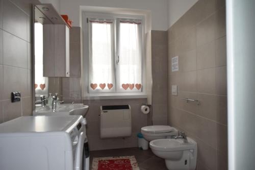 a bathroom with a sink and a toilet and a window at Bed &Breakfast Bellavista in San Giovanni Bianco