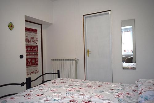 a bedroom with a bed and a window at Bed &Breakfast Bellavista in San Giovanni Bianco