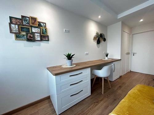 a home office with a desk and a chair at La Suite Vienne, chic et calme in Panazol