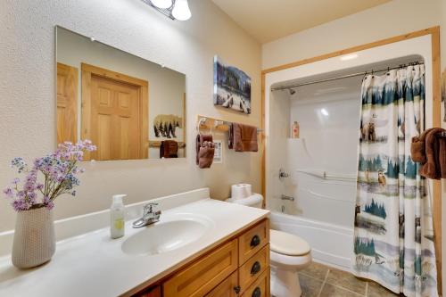 Un baño de Cabin with On-Site Trails - 15 Miles to Mt Rushmore!