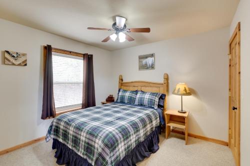 Una cama o camas en una habitación de Cabin with On-Site Trails - 15 Miles to Mt Rushmore!