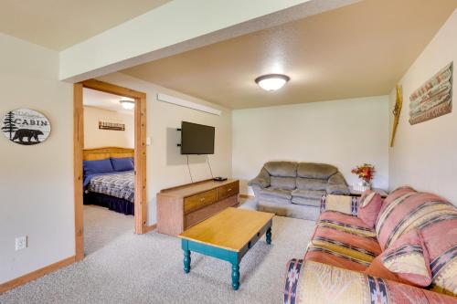 Una cama o camas en una habitación de Cabin with On-Site Trails - 15 Miles to Mt Rushmore!