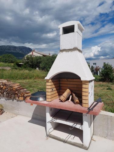 Spacious apartment with Balcony and Parking close to the sea in Split area in Kastela