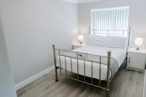 En eller flere senge i et værelse på Morville Court - 2 bed house with office