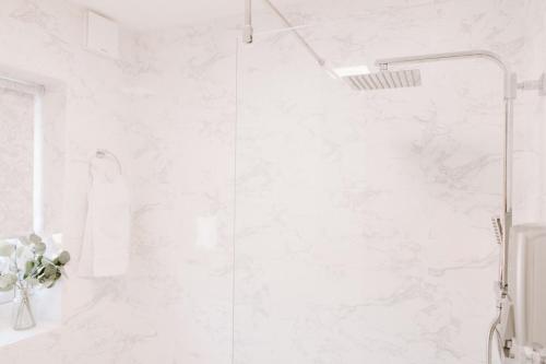 Et badeværelse på Morville Court - 2 bed house with office