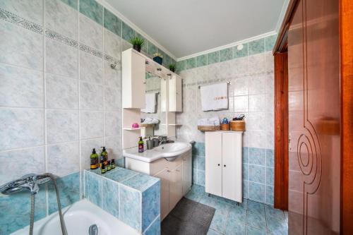 un baño con bañera y lavabo en Grekodes Kera, seafront villa, en Kalyves