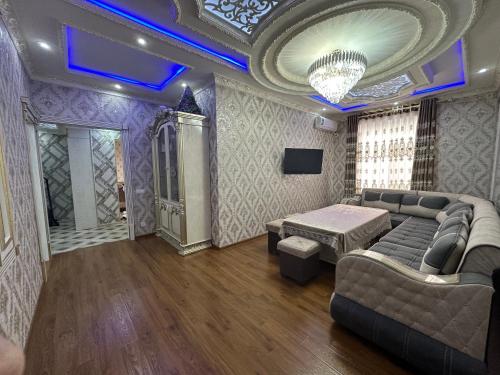 Una gran sala de estar con un sofá y un televisor. en Gurman Guest house by SamApart, en Samarkand