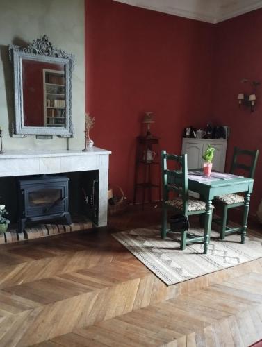 un salon avec une table et une cheminée dans l'établissement Fenêtre sur vue, à Saignon