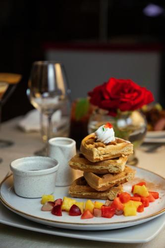 卡哈马卡Gran Hotel Continental的桌上一盘带煎饼和水果的食物