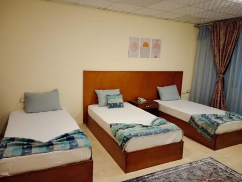 Postel nebo postele na pokoji v ubytování verssailles pyramids hotel