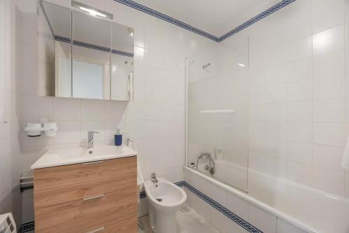 Bilik mandi di Magnifico apartamento en la Barrosa frente al mar