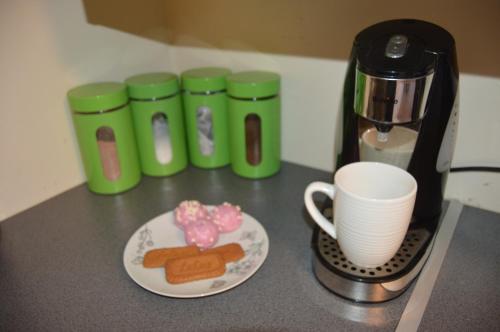 Kemudahan buat kopi dan teh di Detached Romantic Studio.