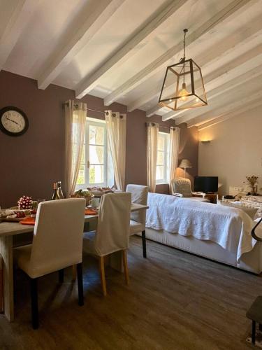 une chambre avec un lit et une table avec des chaises dans l'établissement Le Mas de Cabrières, à Cabrières-dʼAvignon