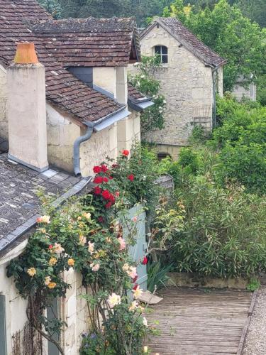 une maison avec des fleurs sur le côté dans l'établissement Maison au cœur des châteaux., à La Chapelle-aux-Naux
