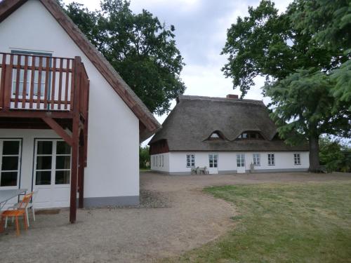 a large white house with a thatched roof at Lütow, Zum Möwenort 15 WE 2 in Lütow
