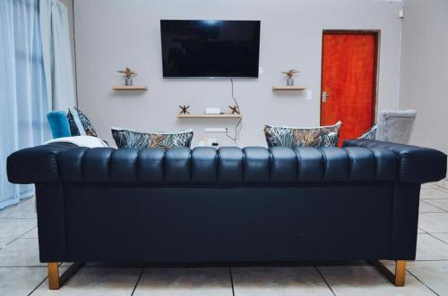 TV a/nebo společenská místnost v ubytování Ainica Self Catering
