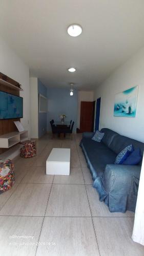 a living room with a couch and a table at Cabo Frio frente Mar 03qt in Cabo Frio