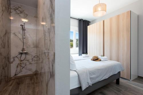 Katil atau katil-katil dalam bilik di Endless Summer Retreats By Paradise Villas