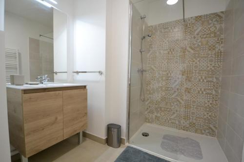 a bathroom with a shower and a sink at Appartement Uzès, piscine, climatisation, parking privé in Uzès