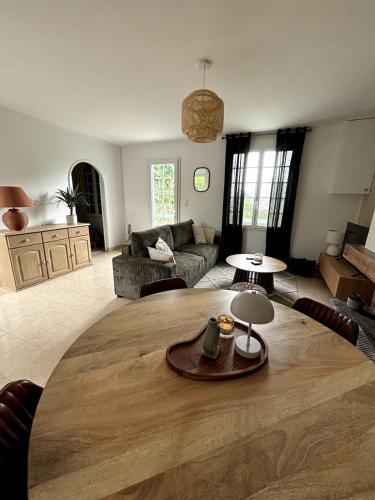 un salon avec une table en bois et un canapé dans l'établissement Le Petit Cocon, à Saint-Jean-de-la-Rivière