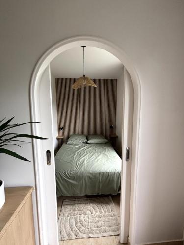 - une chambre avec un lit et une voûte dans l'établissement Le Petit Cocon, à Saint-Jean-de-la-Rivière