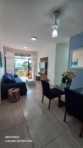 a living room with a couch and a table at Cabo Frio frente Mar 03qt in Cabo Frio