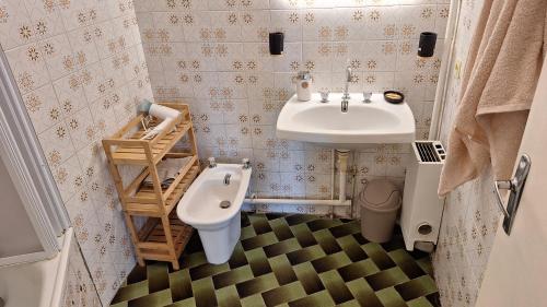 une salle de bain avec un lavabo et des toilettes dans l'établissement Superbe T3 terrasse et vue mer - Islette du Riou - La Napoule, à Mandelieu-la-Napoule