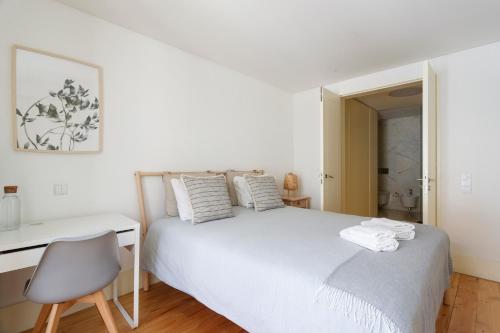 Central Bedroom in Shared House in Chiado - Historic Center of Lisbon