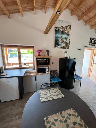 - une cuisine avec un comptoir et une table dans une pièce dans l'établissement Chalet détente, à Montaut