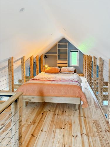 - une chambre avec un lit au milieu d'une maison dans l'établissement Maison au cœur de la vallée du Cantal - 2pers, à Lascelle