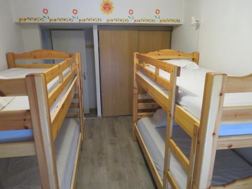 une chambre avec trois lits superposés dans l'établissement Appart 6 personnes, 2ch, parking, centre-ville, à Cauterets