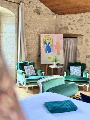 une chambre avec des chaises vertes, un lit et un tableau dans l'établissement Manoir médiéval art déco - Logis des 3 Artistes, à Sevremont