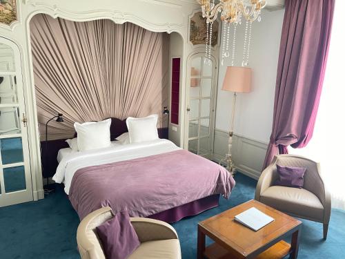 Postel nebo postele na pokoji v ubytování Hôtel Victor Hugo