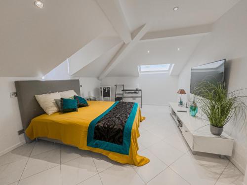 - une chambre avec un lit doté d'une couverture jaune et bleue dans l'établissement villa lucienne, à Vallauris