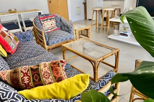 a living room with a couch and chairs and a table at Brisa à Beira-Mar: Desfrute do melhor no Gonzaga in Santos