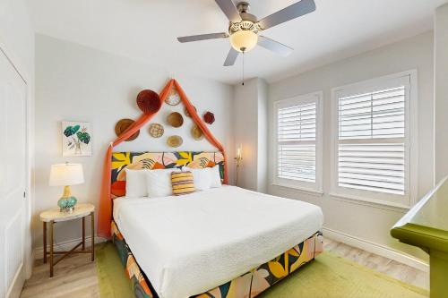 una camera da letto con un letto e un ventilatore a soffitto di Coastal Calm a Corpus Christi