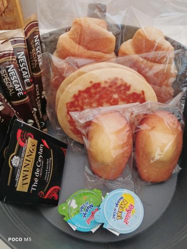 une assiette de nourriture avec des hot-dogs et une sauce à tremper dans l'établissement Ostal Arriatge, à Lézat-sur-Lèze