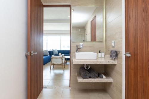 ein Badezimmer mit Waschbecken und Spiegel in der Unterkunft Punta Arena - Beach - Pool - WiFi - Jacuzzi in Acapulco