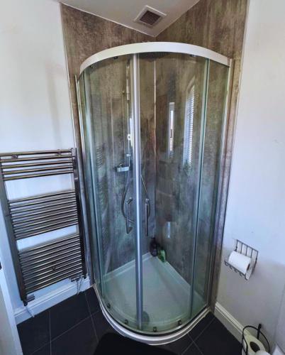 Ένα μπάνιο στο Luxury 3-Bed w- garden & game Room 5 mins from Chester