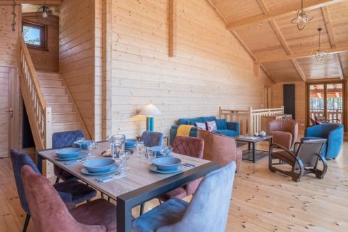 une salle à manger avec une table et des chaises dans l'établissement Large chalet for 10 with beautiful garden, à Chamonix-Mont-Blanc