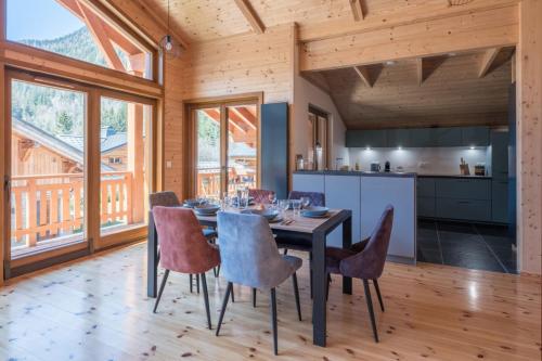 une cuisine et une salle à manger avec une table et des chaises dans l'établissement Large chalet for 10 with beautiful garden, à Chamonix-Mont-Blanc