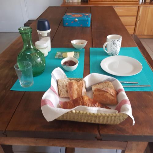 een tafel met een bord brood en een mand brood bij L'étape in Les Gonds