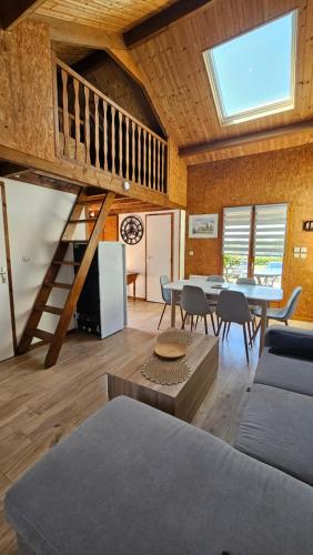 un salon avec une table et une salle à manger dans l'établissement Au bord du lac, à Giffaumont