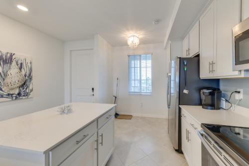 Dapur atau dapur kecil di Balcony and Golf Course View Venice Condo with Perks!